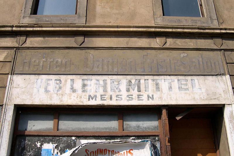 Meißen, Talstr. 89, 18.9.2006 (2).JPG - Herren- u. Damen-Frisir-Salon. VEB Lehrmittel Meissen.